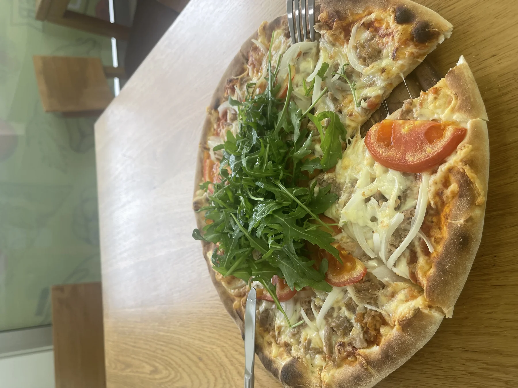 Mehrere Pizzen backen im traditionellen Holzofenbackofen